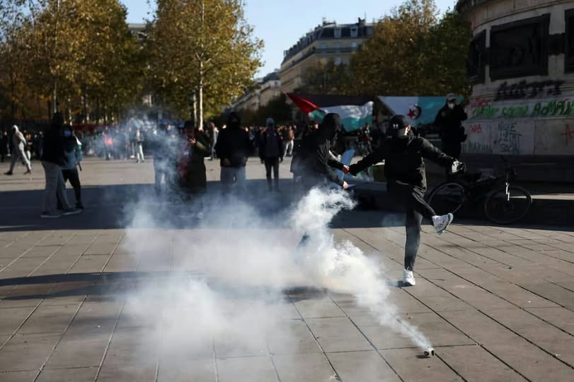 FRANCE: LES TENSIONS POLITIQUES ET SOCIALES FRAGILISENT LES MARCHÉS FINANCIERS FRANCE: LES TENSIONS POLITIQUES ET SOCIALES FRAGILISENT LES MARCHÉS FINANCIERS